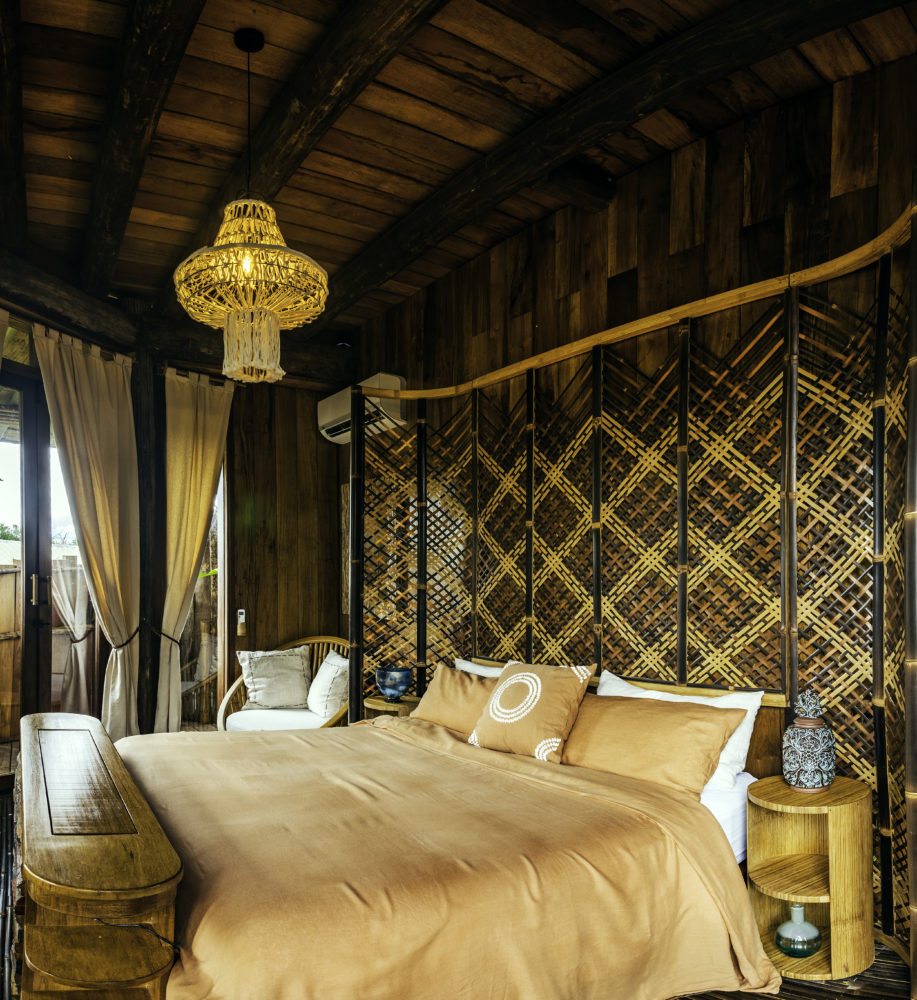 Bedroom-2-917x1000 - Duerme en las casas de árbol más lujosas de Panamá