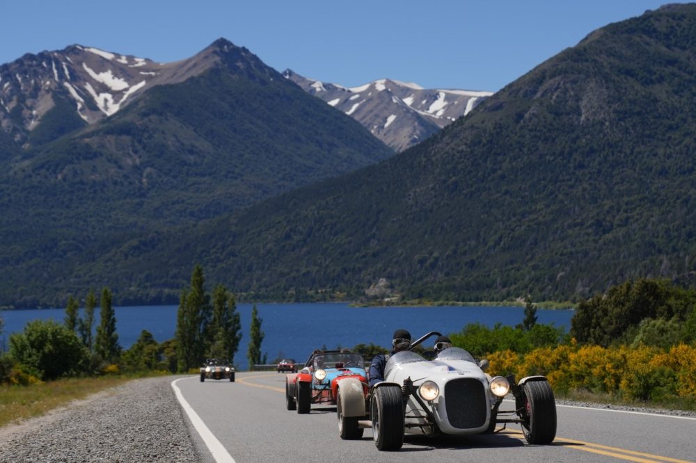 Los-motores-comienzan-a-rugir_-Se-acerca-1000-Millas-Sport-2023-_-22-al-26-de-noviembre-en-Bariloche-1000x666 - 1000 Millas Sport: una carrera de autos clásicos entre lagos y montañas