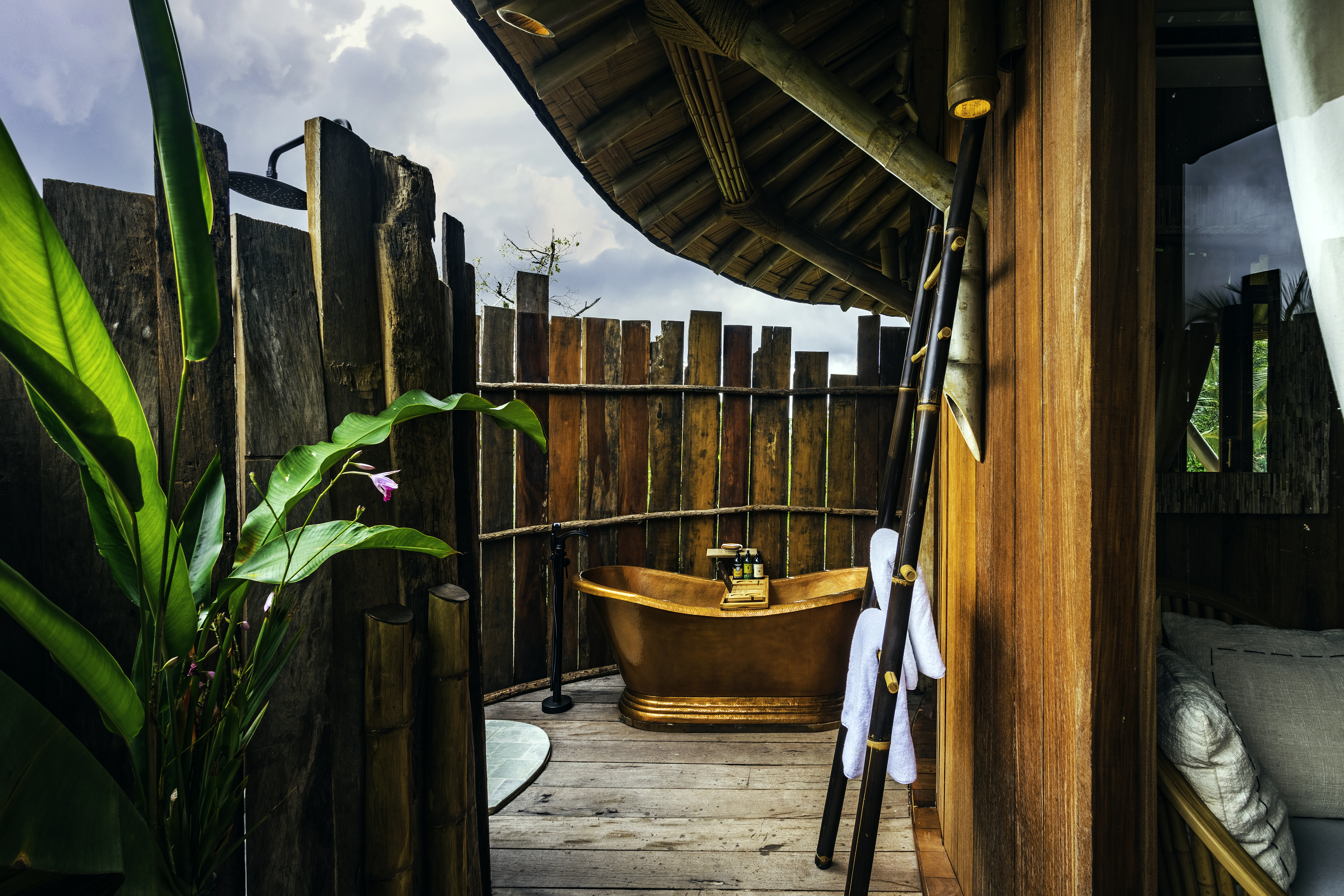Outdoor-Bathtub-Shower - Duerme en las casas de árbol más lujosas de Panamá