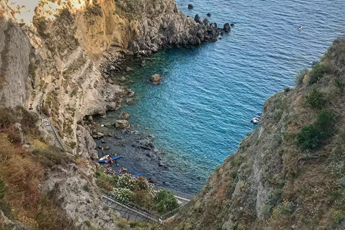 TAL-bay-of-sorgeto-ISCHIA0923-5c48bac33d314d88b1dbca1141aed226-1200x801 - Esta isla italiana cerca de Capri tiene un antiguo castillo, aguas termales y hoteles boutique de lujo