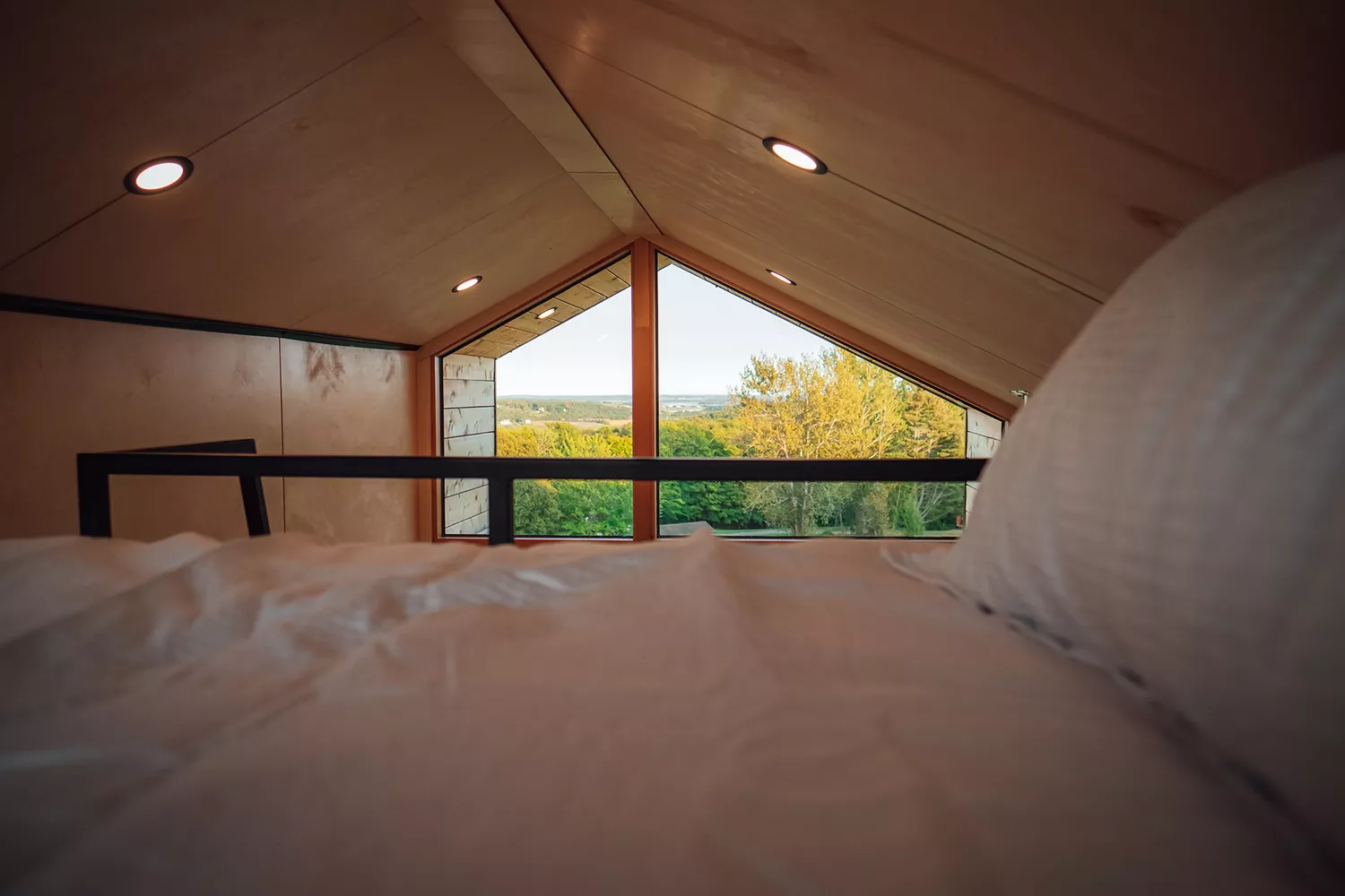 TAL-bed-interior-meridian63-prince-edward-island-MICROCABIN1023-d73445c8885d4077a8b95d5bd24f8700 - Estas microcabañas en una isla canadiense son perfectas para perderse