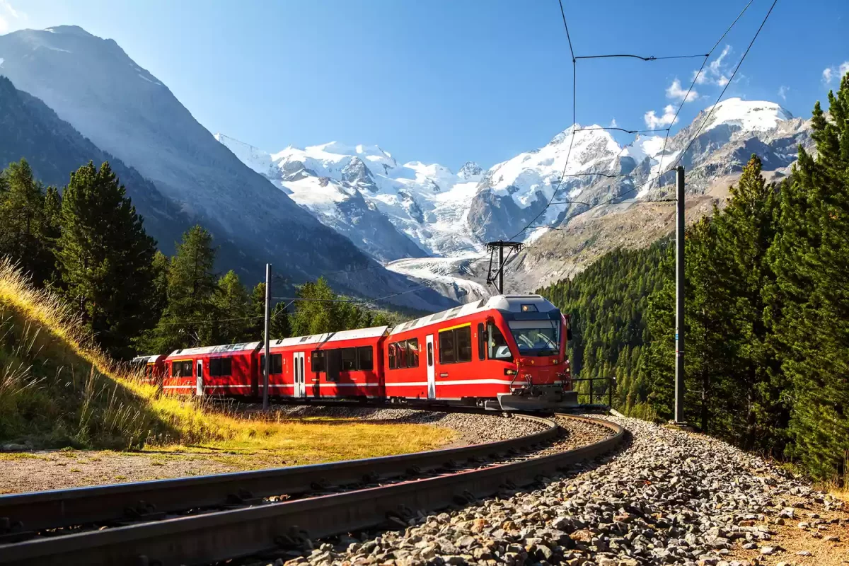 TAL-bernina-express-switzerland-summertime-IGTRAIN1023-86b01d58161d4af797c778111253e009-1200x800 - Un viaje en tren por la vía férrea más alta de Europa, el favorito de Instagram