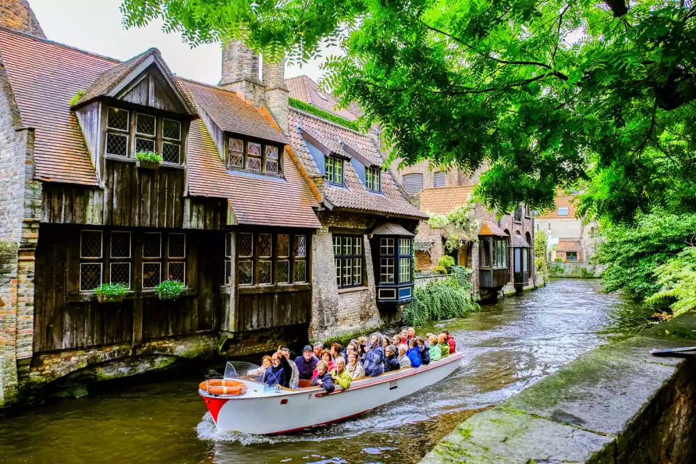 TAL-bruges-DETOURAMOG0623-3344ecf5bb7e4cdf95037c915535d16d-1000x667 - 12 excursiones de un día desde 12  ciudades europeas con encanto