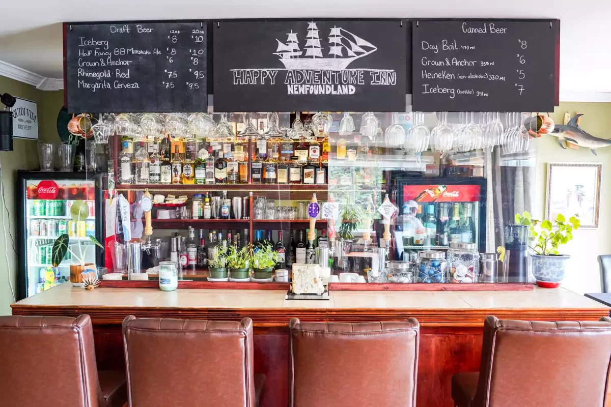 TAL-happy-adventure-inn-bar-newfoundland-HPPYADVNTR0923-fe3d348a4c554ed095983365ef313a34-1200x800 - Hemos encontrado en Canadá un pueblo que se llama “Aventura Feliz” y, efectivamente, es el paraíso de los amantes de las actividades al aire libre