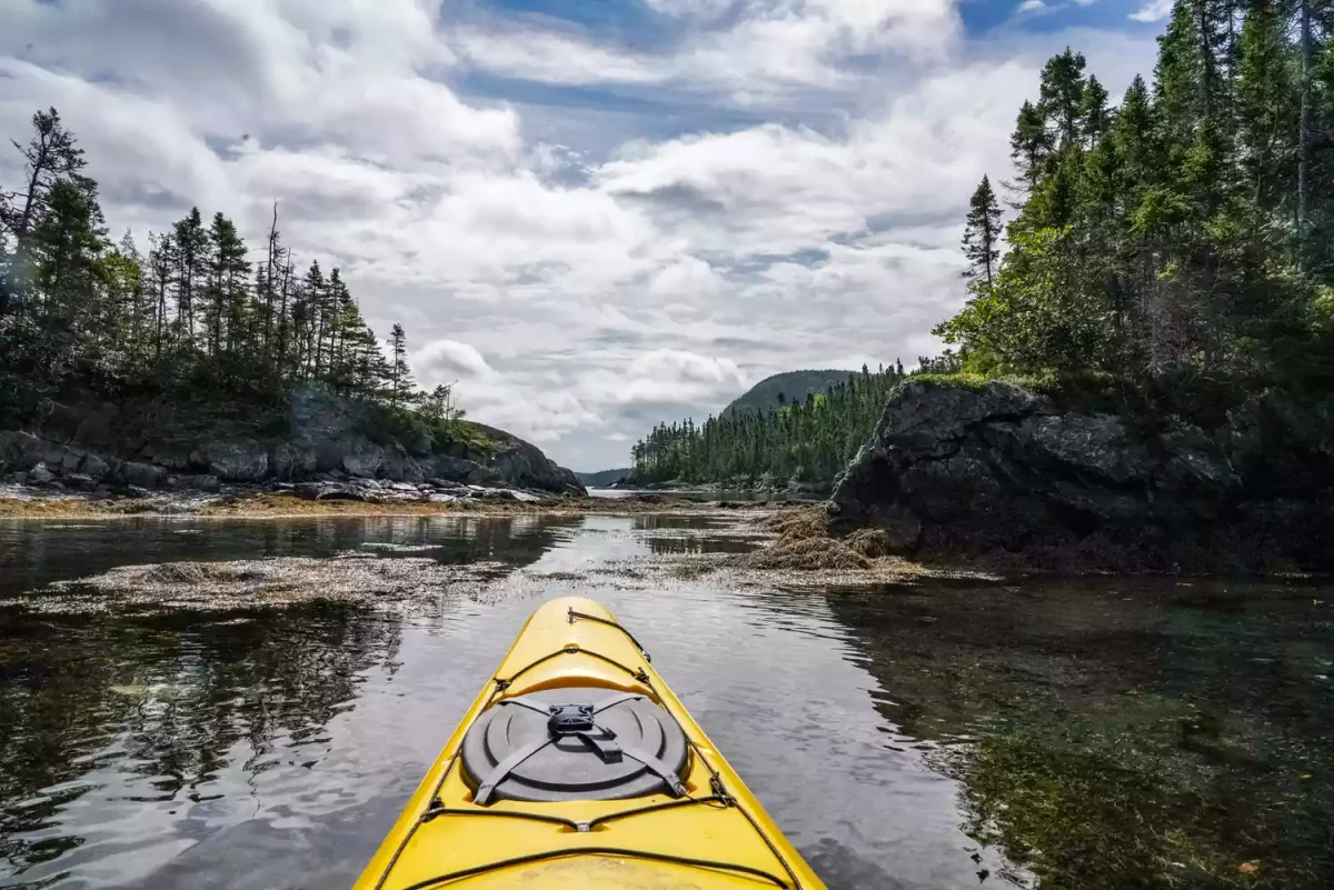 TAL-happy-adventure-kayak-newfoundland-HPPYADVNTR0923-b2011c568813405c9c38d94cd114796a-1200x801 - Hemos encontrado en Canadá un pueblo que se llama “Aventura Feliz” y, efectivamente, es el paraíso de los amantes de las actividades al aire libre