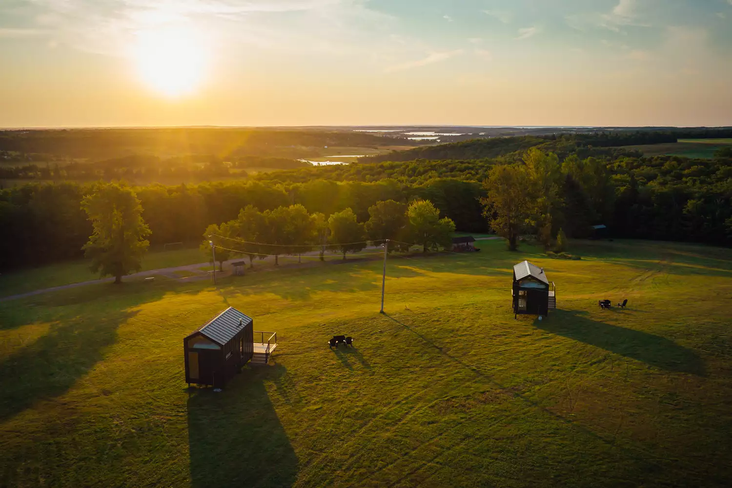 TAL-header-aerial-meridian63-prince-edward-island-MICROCABIN1023-6fea65263a634d32939800e584e764ad - Estas microcabañas en una isla canadiense son perfectas para perderse