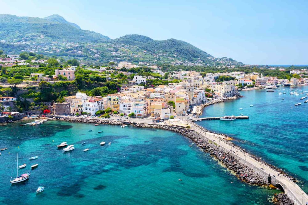 Esta isla italiana cerca de Capri tiene un antiguo castillo, aguas termales y hoteles boutique de lujo