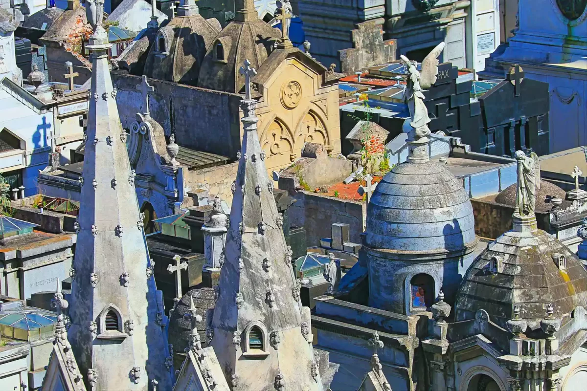 TAL-recoleta-cemetery-TODOBUENOSAIRES0823-f3c6f36a547b4901859b8fbec7d6c041-1200x800 - Las 25 mejores cosas para hacer en Buenos Aires, según los locales