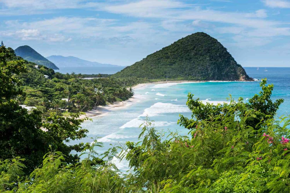 Esta isla caribeña alberga un exuberante parque nacional, una destilería de 400 años e impresionantes playas de arena blanca
