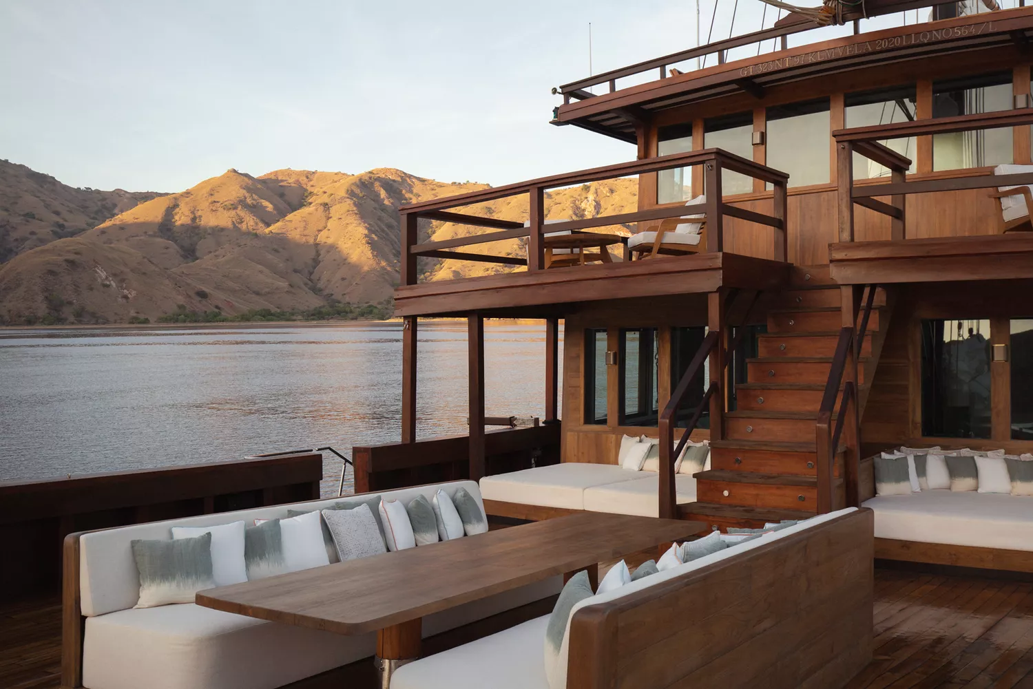 TAL-vela-ship-deck-VELAKOMODO0923-9ad210fe1bf647f9acfea467c93379df - Cuando navegué en un superyate por el rincón más remoto de Indonesia 