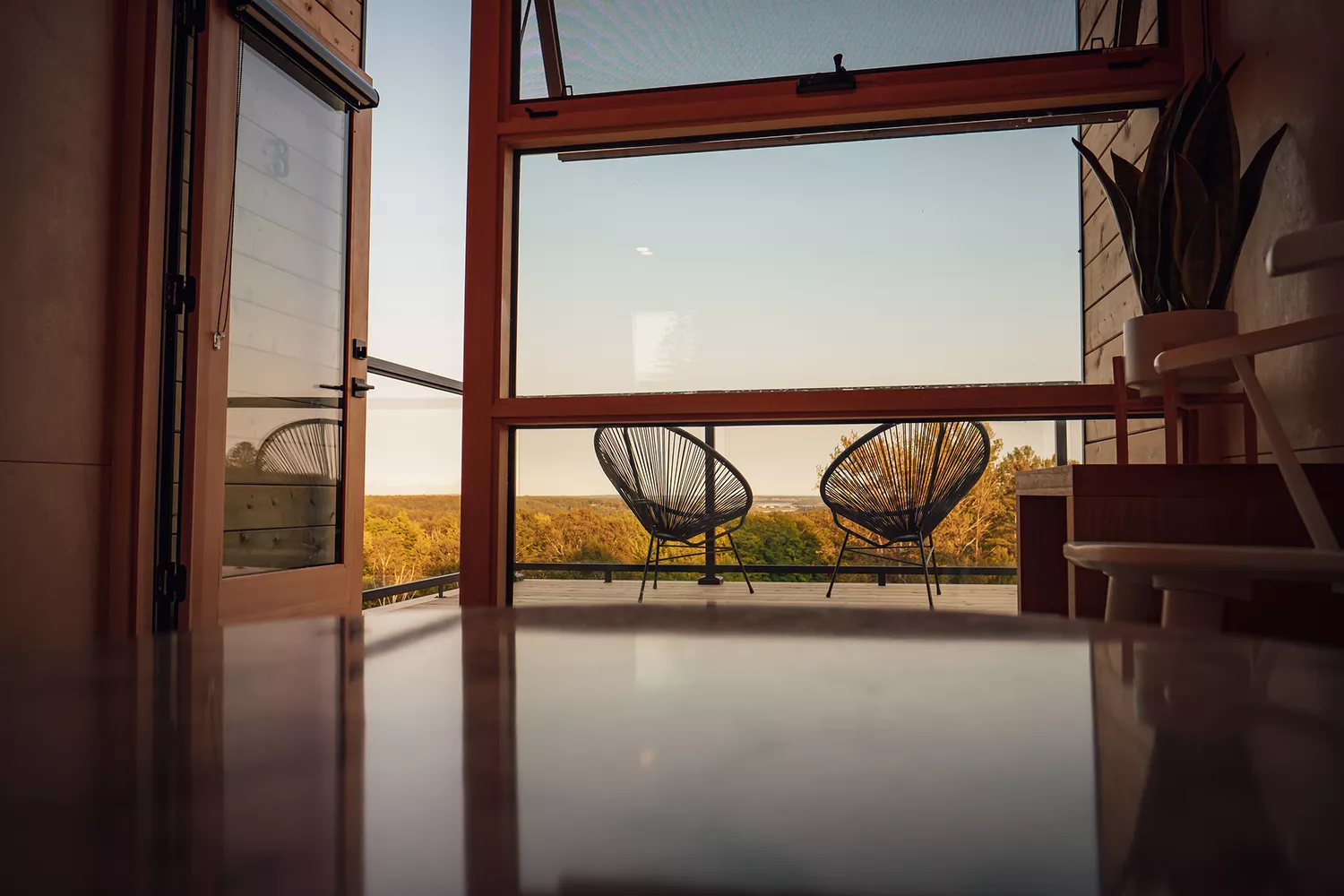 TAL-view-interior-meridian63-prince-edward-island-MICROCABIN1023-1ceefc5d7b0c494db59c82ef2b9fa68c - Estas microcabañas en una isla canadiense son perfectas para perderse