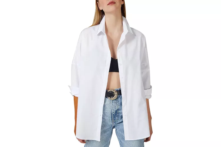 big-dart-oversized-button-down-shirt-4aa33754196141c38a8552945b63e2f0 - Soy una viajera frecuente y estas son las 14 prendas perfectas para el avión que debo usar para ascender a primera clase: desde $282 MXN/15 euros