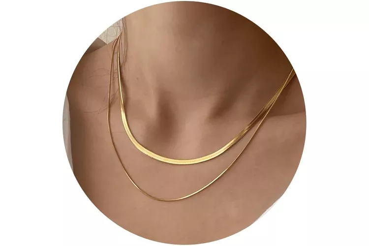 chesky-14k-gold-silver-plated-snake-chain-necklace-94cb59e80d624ecbb472a6bc29b601d2 - Soy una viajera frecuente y estas son las 14 prendas perfectas para el avión que debo usar para ascender a primera clase: desde $282 MXN/15 euros