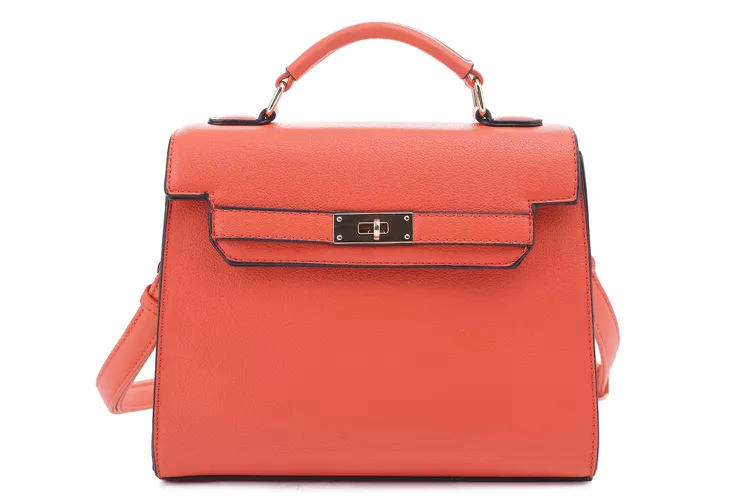 evve-top-handle-satchel-c8d12532d0a6477db7bdb6578e51b258 - Soy una viajera frecuente y estas son las 14 prendas perfectas para el avión que debo usar para ascender a primera clase: desde $282 MXN/15 euros