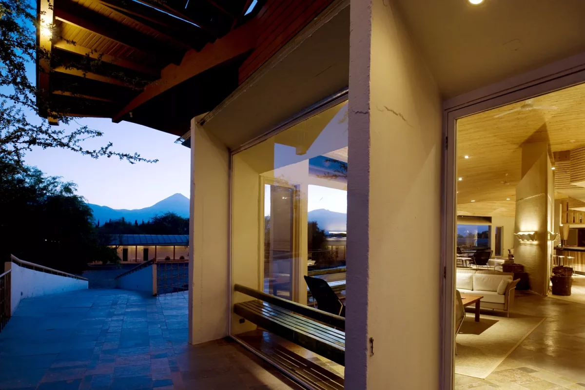 explora-atacama-hotel-exterior-EXPLORABUYOUT1020-f10f7c9dd53849eab4ad4daef684d85f-1200x800 - ¿Por qué le llaman a Chile "capital mundial de la astronomía"? Los sitios para alojarse con las mejores vistas de sus cielos estrellados.