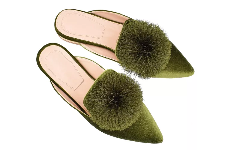 fericzot-slip-on-mule-206fe3b811e84ab2b5cb056d16b77668 - Soy una viajera frecuente y estas son las 14 prendas perfectas para el avión que debo usar para ascender a primera clase: desde $282 MXN/15 euros