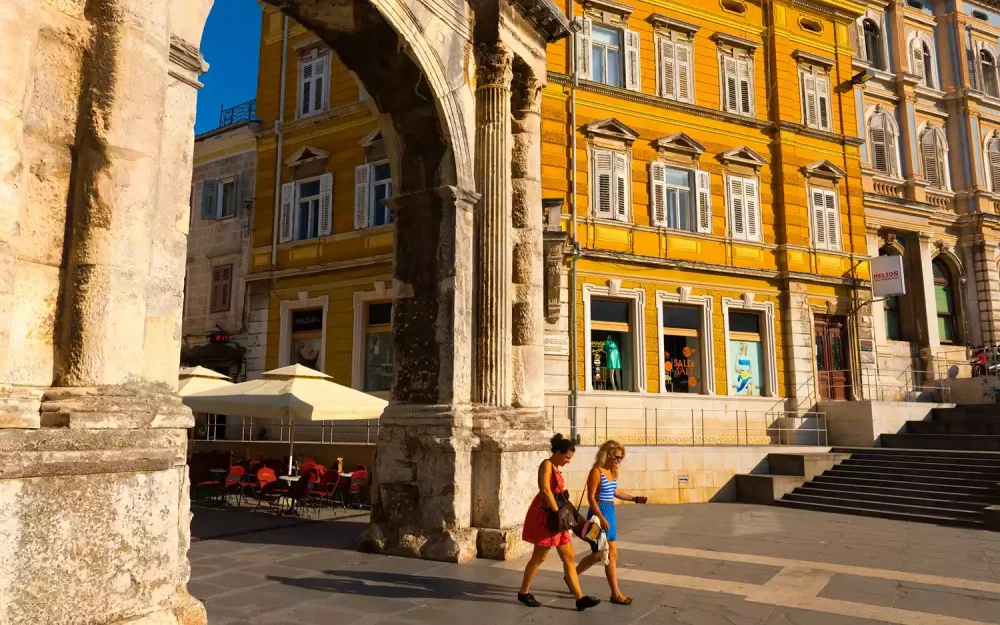 pula-croatia-european-DETOUR0316-c9eb330cf38143afaca54fc2a03227e3-1000x625 - 12 excursiones de un día desde 12  ciudades europeas con encanto