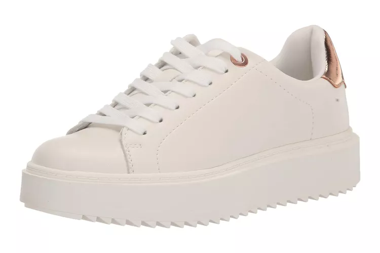 steve-madden-sneaker-6b97d1a83f9d4137bcc4f600e9fc702e - Soy una viajera frecuente y estas son las 14 prendas perfectas para el avión que debo usar para ascender a primera clase: desde $282 MXN/15 euros