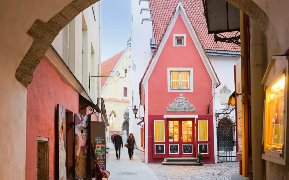 tallin-european-DETOUR0316-9a08e367485745ff8b0a4f8fb6024fe9-1000x625 - 12 excursiones de un día desde 12  ciudades europeas con encanto