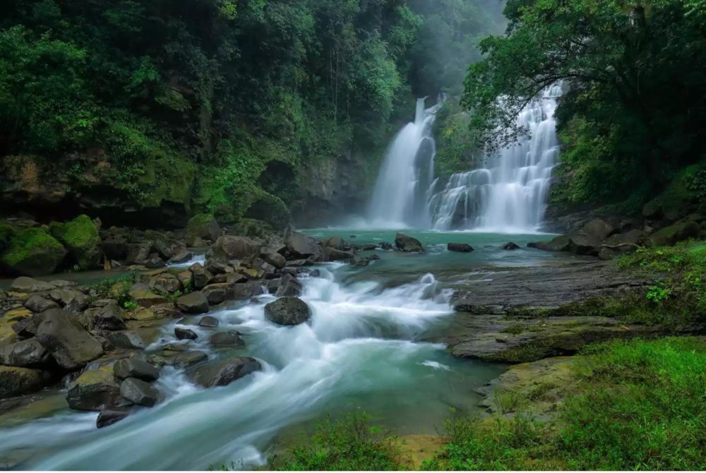 Cascadas-Nauyaca--1000x670 - Qué visitar en Costa Rica, según los locales (más allá de los puntos turísticos convencionales)