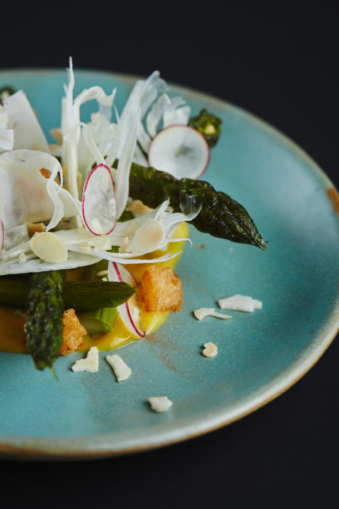 Esparragos-grillados-667x1000 - Gioia Cocina Botánica, una apuesta plant-based en el país de la carne
