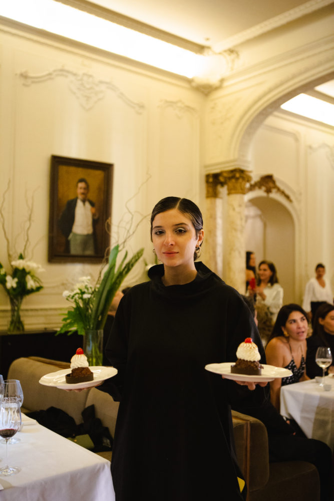 Olivia-Saal-La-chica-pajaro-667x1000 - Olivia Saal: la narradora omnisciente detrás de los banquetes más vanguardistas