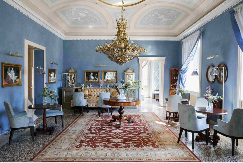 Passalacqua-salon-1000x670 - Así es el Mejor Hotel del Mundo ubicado en una localidad de mil 700 habitantes 