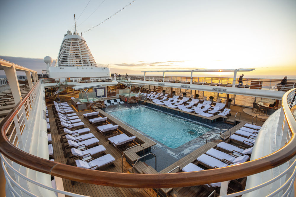Pool-Deck-Seven-Seas-Crucero-Splendor-1000x667 - Cruceros de lujo para recibir el 2024 en altamar