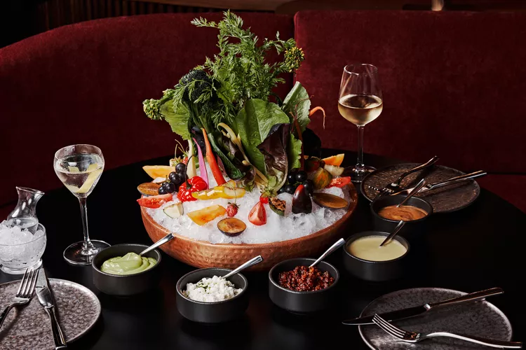 El chef Marcus Samuelsson habla de la inspiración detrás de su nuevo restaurante en NY y del futuro de la industria alimentaria