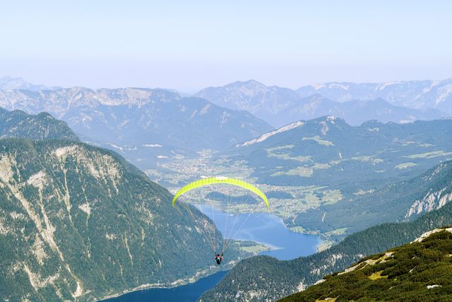 TAL-hallstat-paraglide-HALLSTATAUS1123-972bc2dd539840aba4ce062cd8df7482 - Hallstatt: posadas encantadoras y vistas impresionantes en Austria