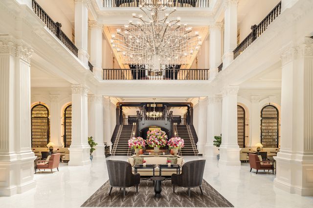 TAL-lobby-raffles-hotel-singapore-BSTASIAHTL1123-2bf265533bee4268afbd8881df2eee8b - Raffles Singapore: un hotel emblemático en el corazón de Asia