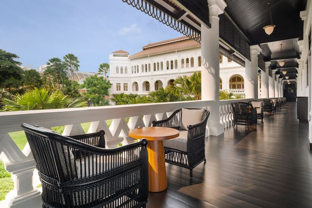 TAL-palm-court-suite-balcony-raffles-hotel-singapore-BSTASIAHTL1123-e2f155a8c77943d1a95a4fa3363656c8 - Raffles Singapore: un hotel emblemático en el corazón de Asia