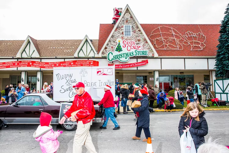 TAL-santa-claus-indiana-christmas-store-parade-SCIND1123-2c10f6198fa1416e9215f6b44e7f3a42 - Santa Claus, Indiana: ¡toda la festividad en una ciudad!