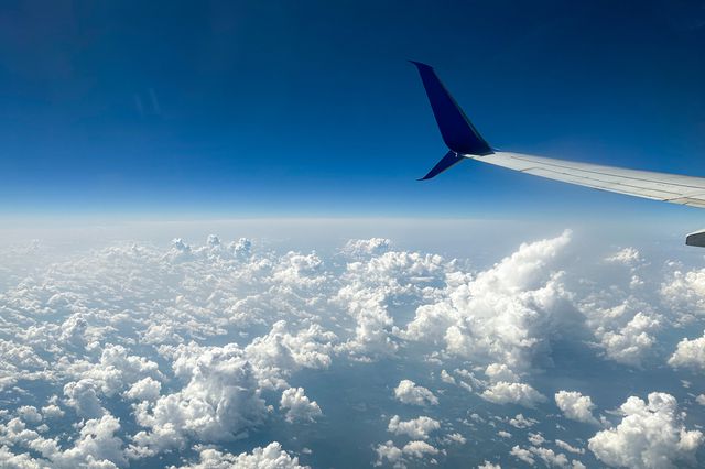 TAL-united-airlines-wing-clouds-OPENJAWFLY1123-85d3089dc3544c14bcee7fb3f9ef71e4 - Vuelos abiertos: qué son y por qué deberías reservarlos