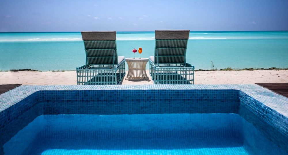 anantara_bazaruto_island_resort_gallery_villa_pool_and_chairs_1920x1037-1000x540 - 5 islas inesperadas donde a todos nos gustaría naufragar