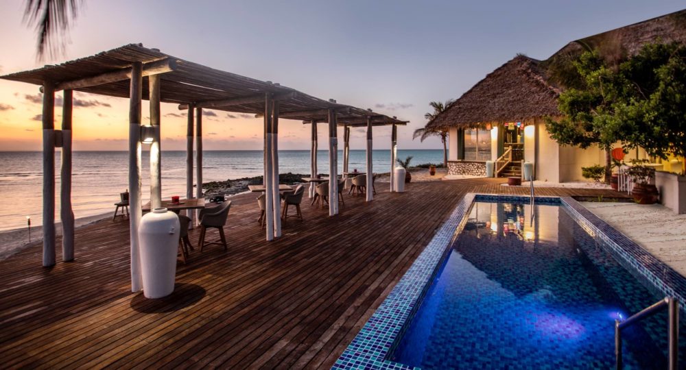 anantara_medjumbe_island_resort_gallery_main_pool_at_sunset_1920x1037-1000x540 - 5 islas inesperadas donde a todos nos gustaría naufragar