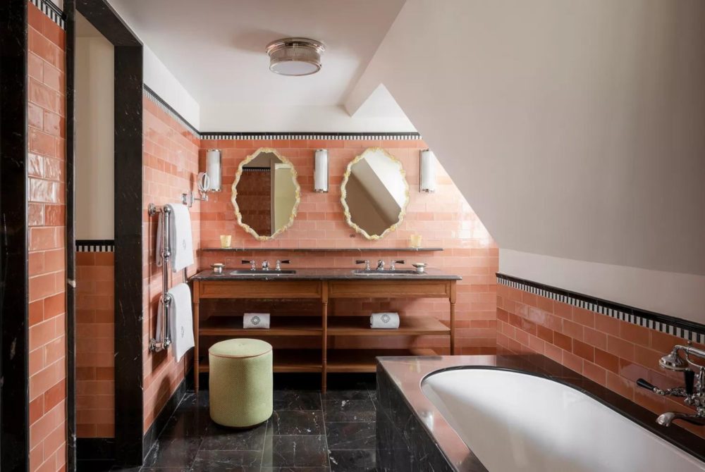 le-grand-mazarin-bano-1000x670 - Uno de los mejores diseñadores de hoteles del mundo abrió dos impresionantes complejos en París este año