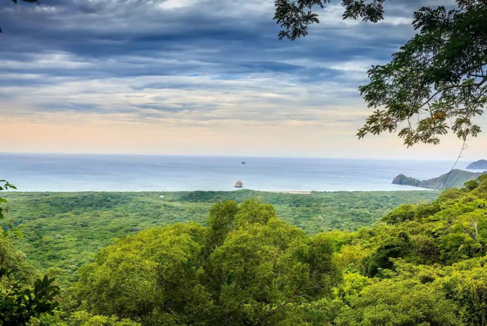 playa-naranjo-1000x670 - Qué visitar en Costa Rica, según los locales (más allá de los puntos turísticos convencionales)