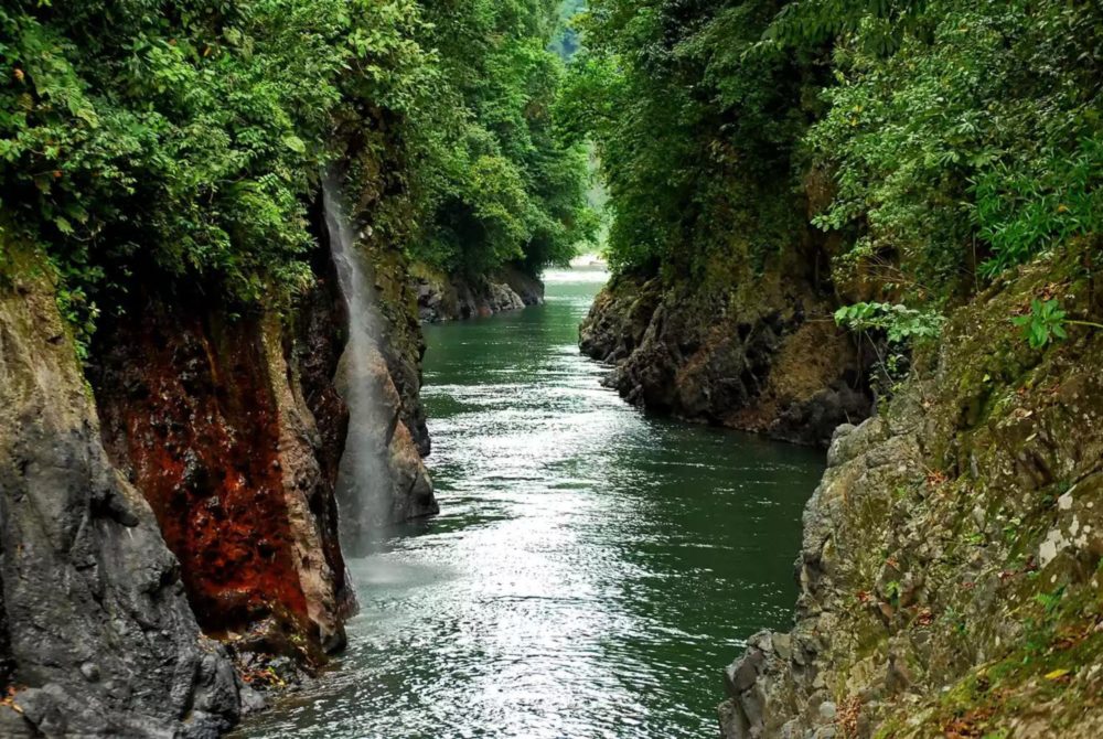 rio-pacuare-costa-rica-1000x670 - Qué visitar en Costa Rica, según los locales (más allá de los puntos turísticos convencionales)