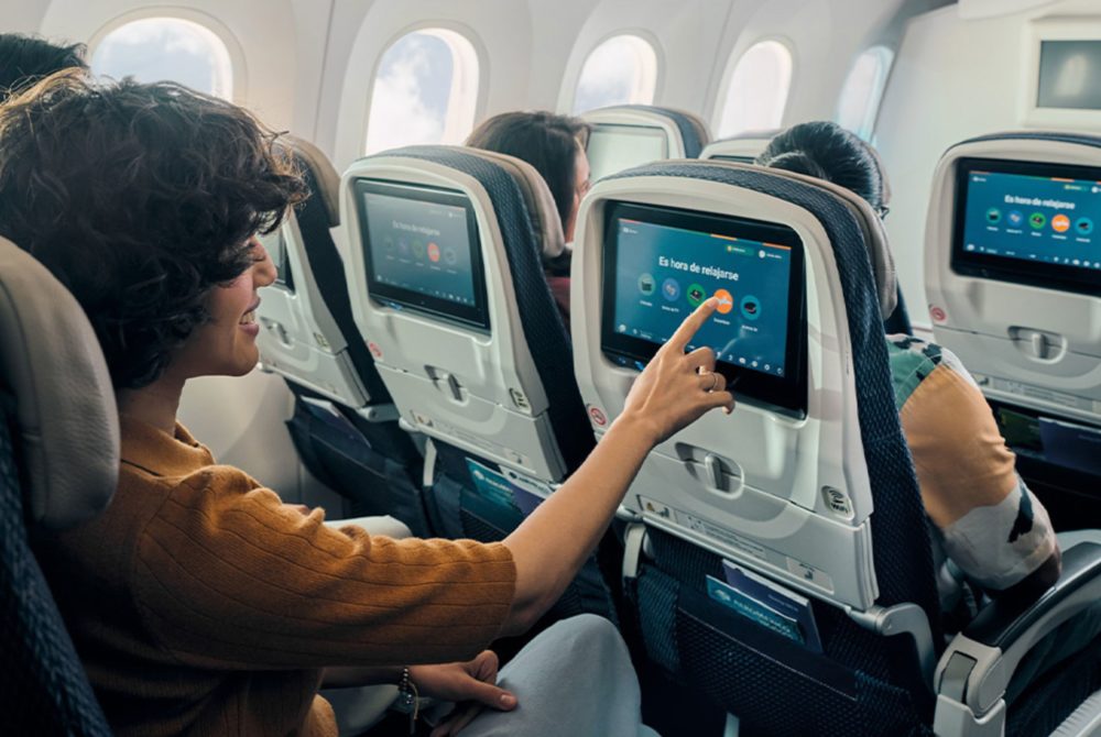 vuelo-pasajero-aeromexico-1000x670 - Entretenimiento a bordo: la propuesta de Aeroméxico que hace tu viaje aún más extraordinario