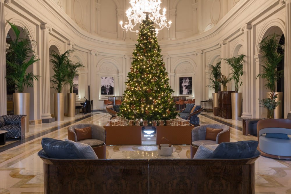 Anantara-Palazzo-Naiadi-Rome-Hotel-1000x667 - 7 árboles de Navidad en hoteles de lujo, increíbles por su diseño y decoración