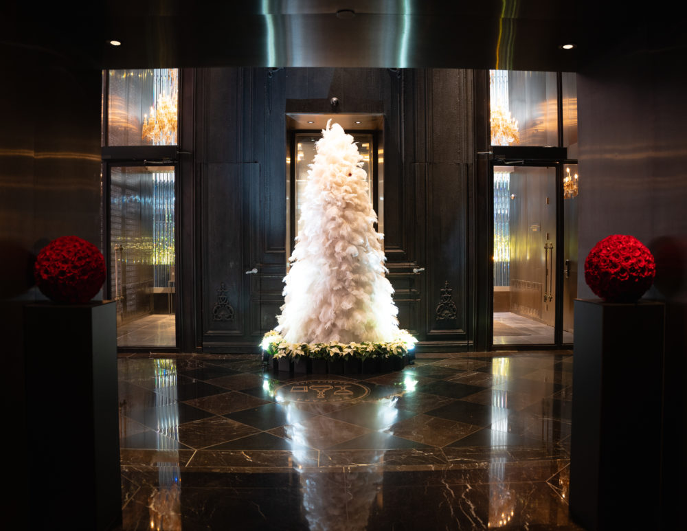 Baccarat-Christmas-Tree-Landscape-1000x773 - 7 árboles de Navidad en hoteles de lujo, increíbles por su diseño y decoración