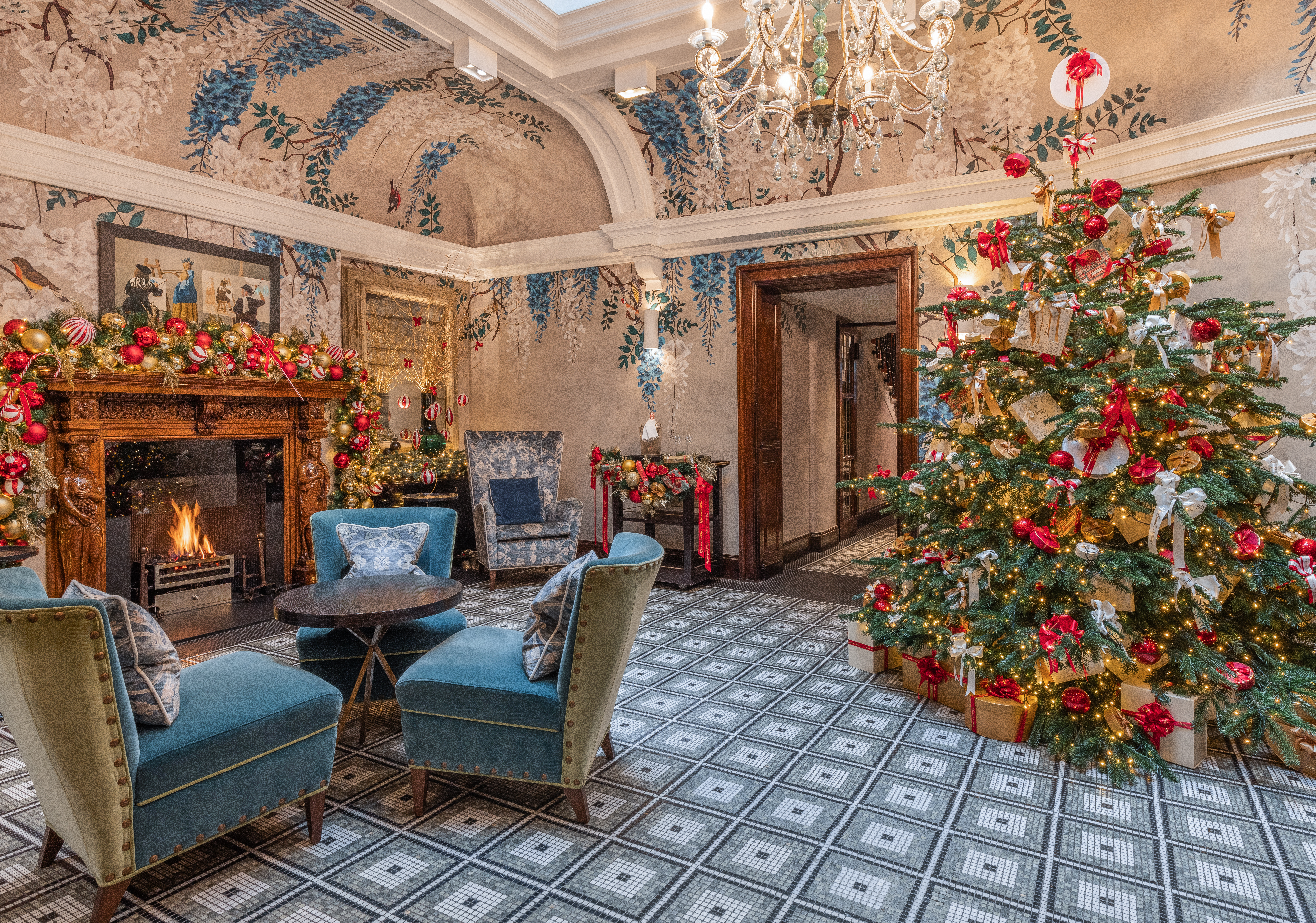 Browns-Hotel-navidad - 7 árboles de Navidad en hoteles de lujo, increíbles por su diseño y decoración