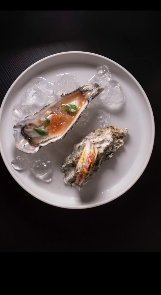 Ostras-patagonicas-de-nuestro-cultivo-en-jugo-de-huevas-de-trucha-y-vinagre.-Centolla-patagonica-en-cracker-de-limon-y-crema-asada-546x1000 - Crizia, una premiada celebración del mar argentino