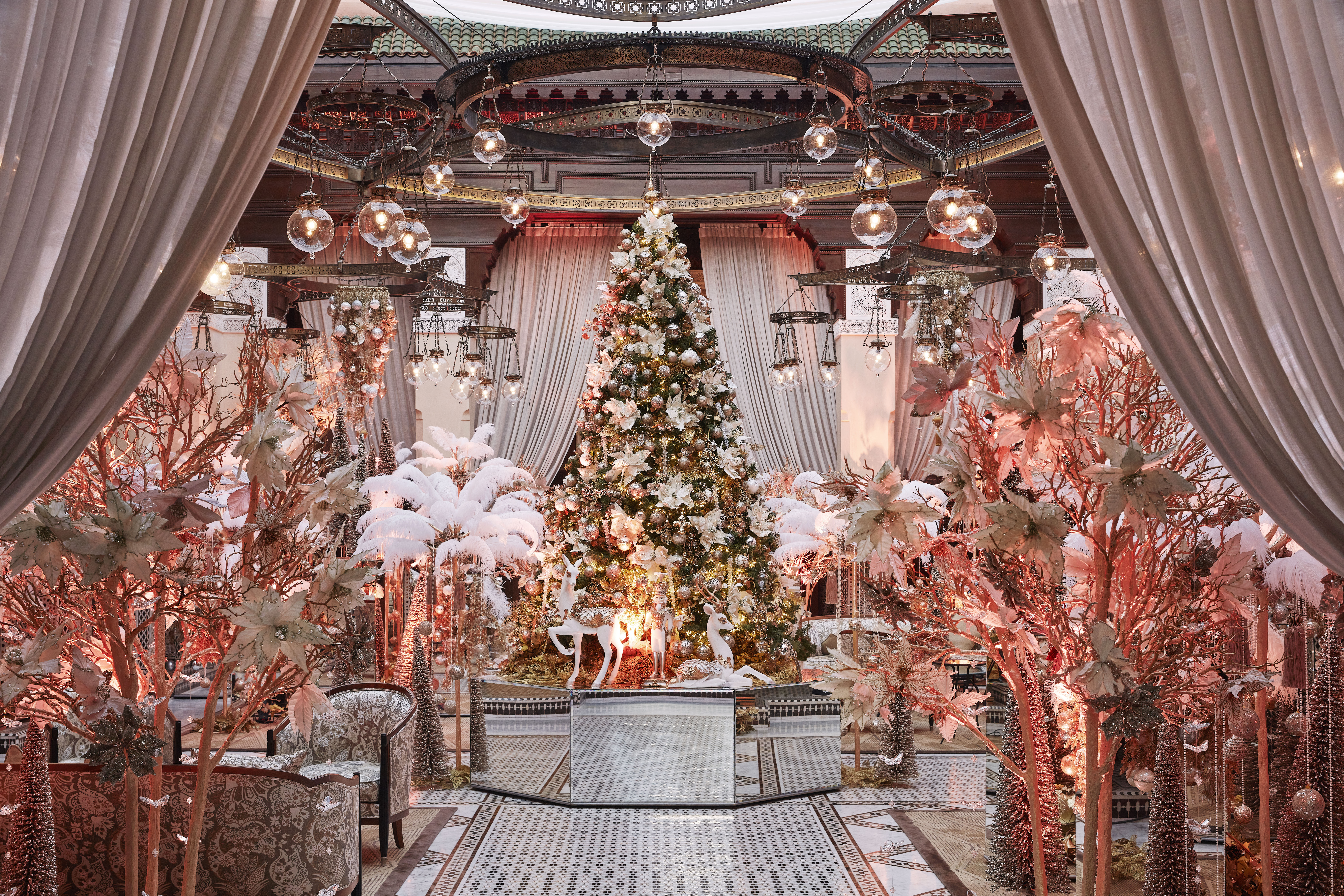 Royal-Mansour-arbol-navidad - 7 árboles de Navidad en hoteles de lujo, increíbles por su diseño y decoración