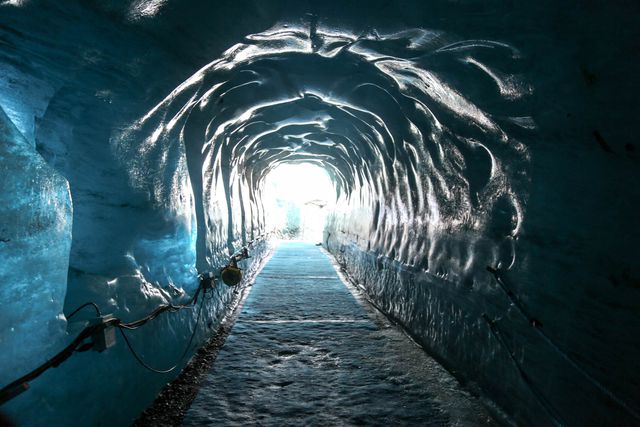 TAL-chamonix-mont-blanc-ice-cave-entry-FRICECAVE1223-5d931b218ba34a5da94fa664b0442837 - Este es el glaciar más grande de Francia y tiene cuevas de nieve, un tren de gran elevación y una nueva góndola
