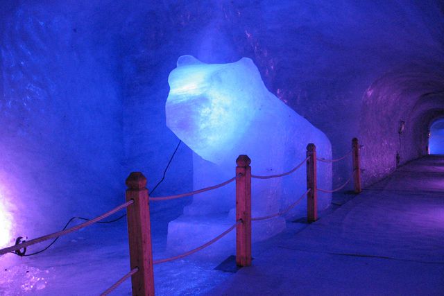 TAL-chamonix-mont-blanc-ice-cave-sculpture-FRICECAVE1223-5873e3453c5a4f799c2b5e4560ad1f97 - Este es el glaciar más grande de Francia y tiene cuevas de nieve, un tren de gran elevación y una nueva góndola