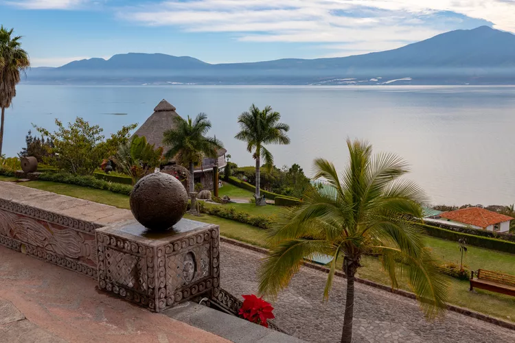 TAL-chapala-lake-RETIREMX1123-d825f22a076b4e68865e93f9923049c2 - Lugares para jubilarse en México, estos son los 9 mejores