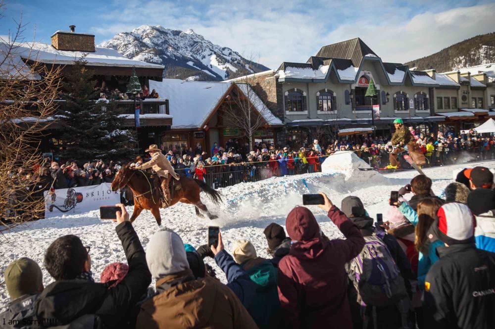 Este festival canadiense transforma el Parque Nacional Banff y el lago Louise en un paraíso invernal, con esculturas de nieve gigantes, skijoring y paseos en trineo