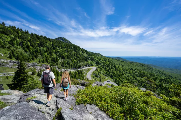TAL-hiking-grandfather-mountain-state-park-asheville-north-carolina-SEDONASOUTH1223-9c27c9350e3a4673bf953c63eb1a7c2e - Esta ciudad de Carolina del Norte se llama "la Sedona del Sur". Este es el motivo